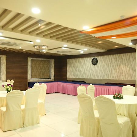 Hotel Moments Lucknow Eksteriør billede